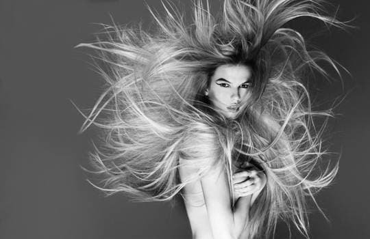 olivier-lebrun-l-essentiel-de-la-coiffure-coupe-cheveux-longs-blonds-dans-le-vent